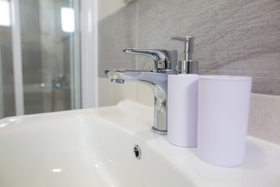 Single Room (Single Room with Shared Terrace) | Bathroom | Shower, towels