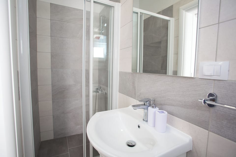 Single Room (Single Room with Shared Terrace) | Bathroom | Shower, towels