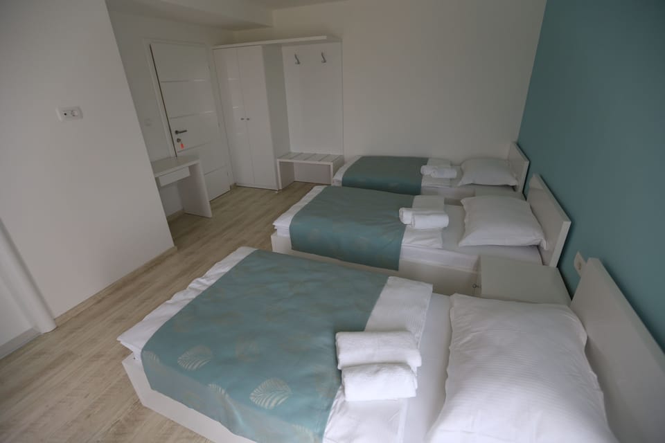 Desk, soundproofing, free WiFi, bed sheets