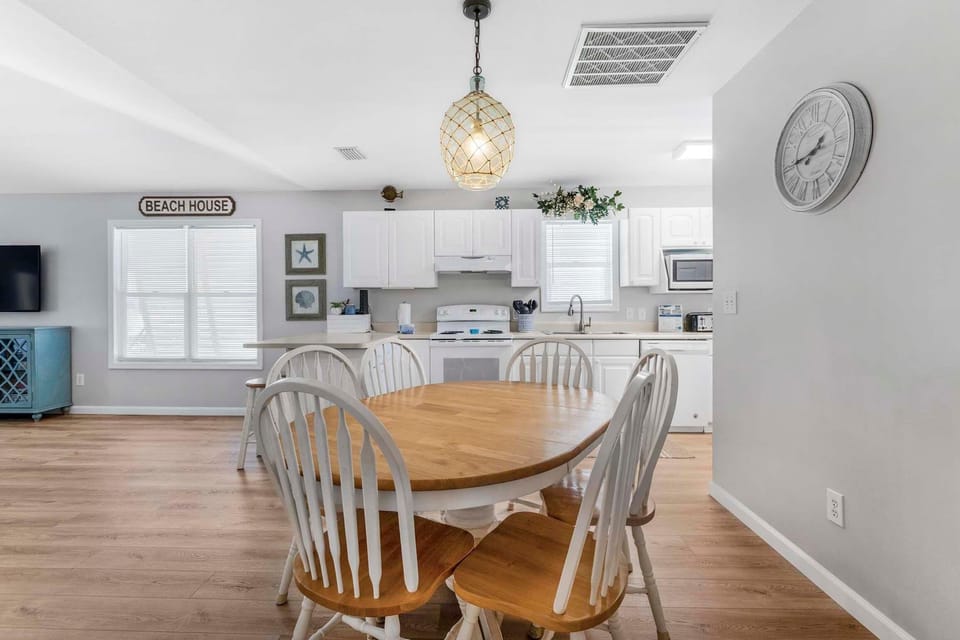House, Multiple Beds (Harbor Light) | Dining