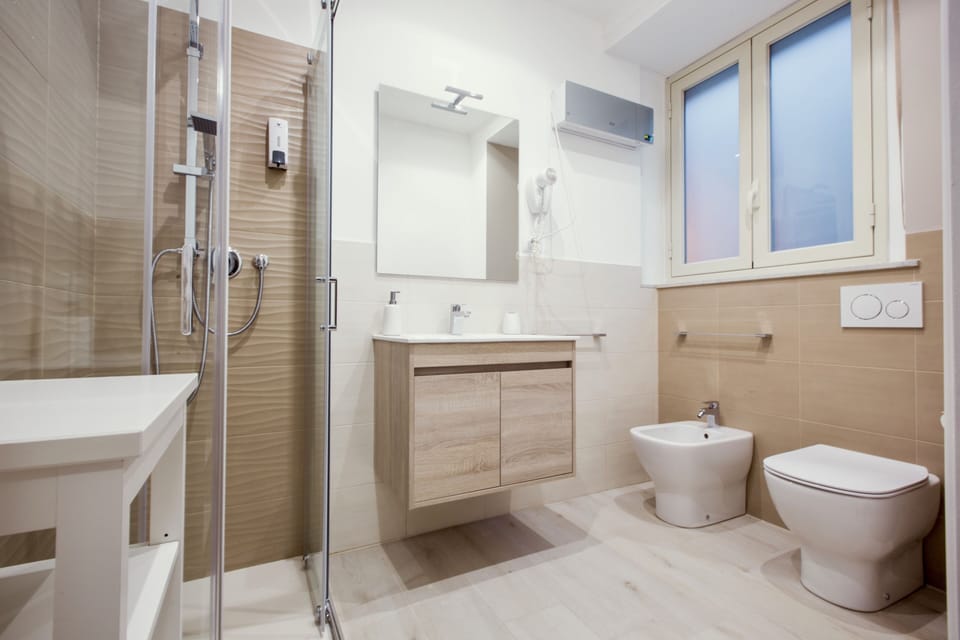 Exclusive Quadruple Room | Bathroom | Shower, eco-friendly toiletries, hair dryer, bidet