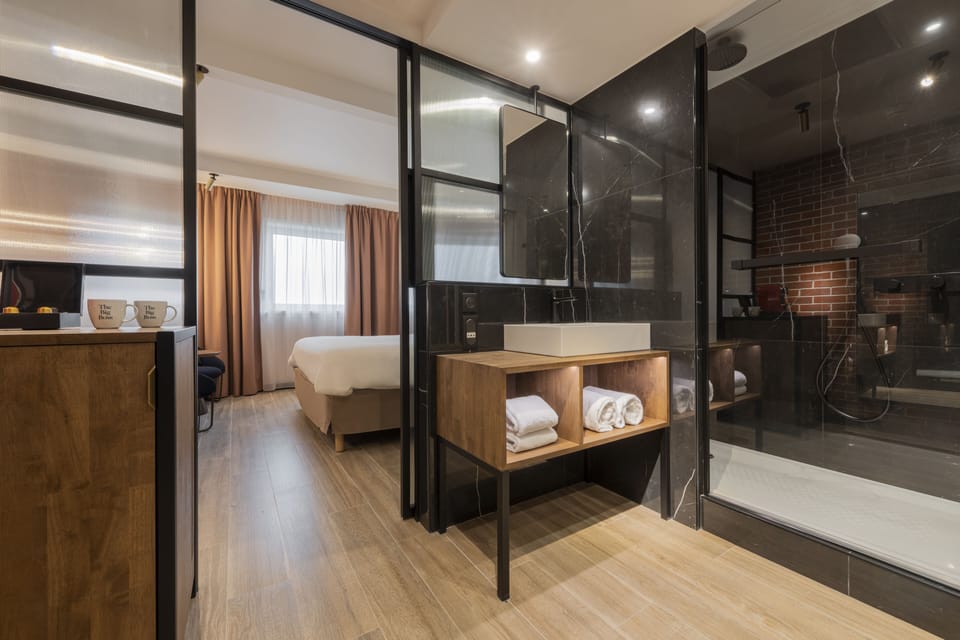 Deluxe Room, 1 King Bed | Bathroom | Eco-friendly toiletries, hair dryer, towels