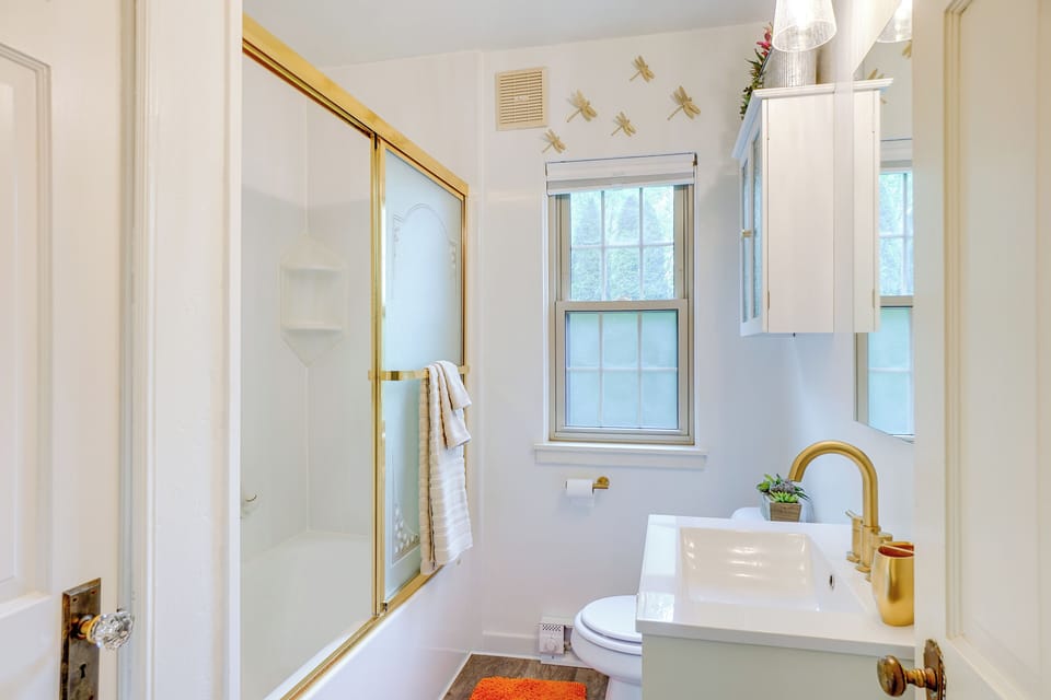 Walkable Thiensville Retreat Near Hiking! Cottage in Wisconsin