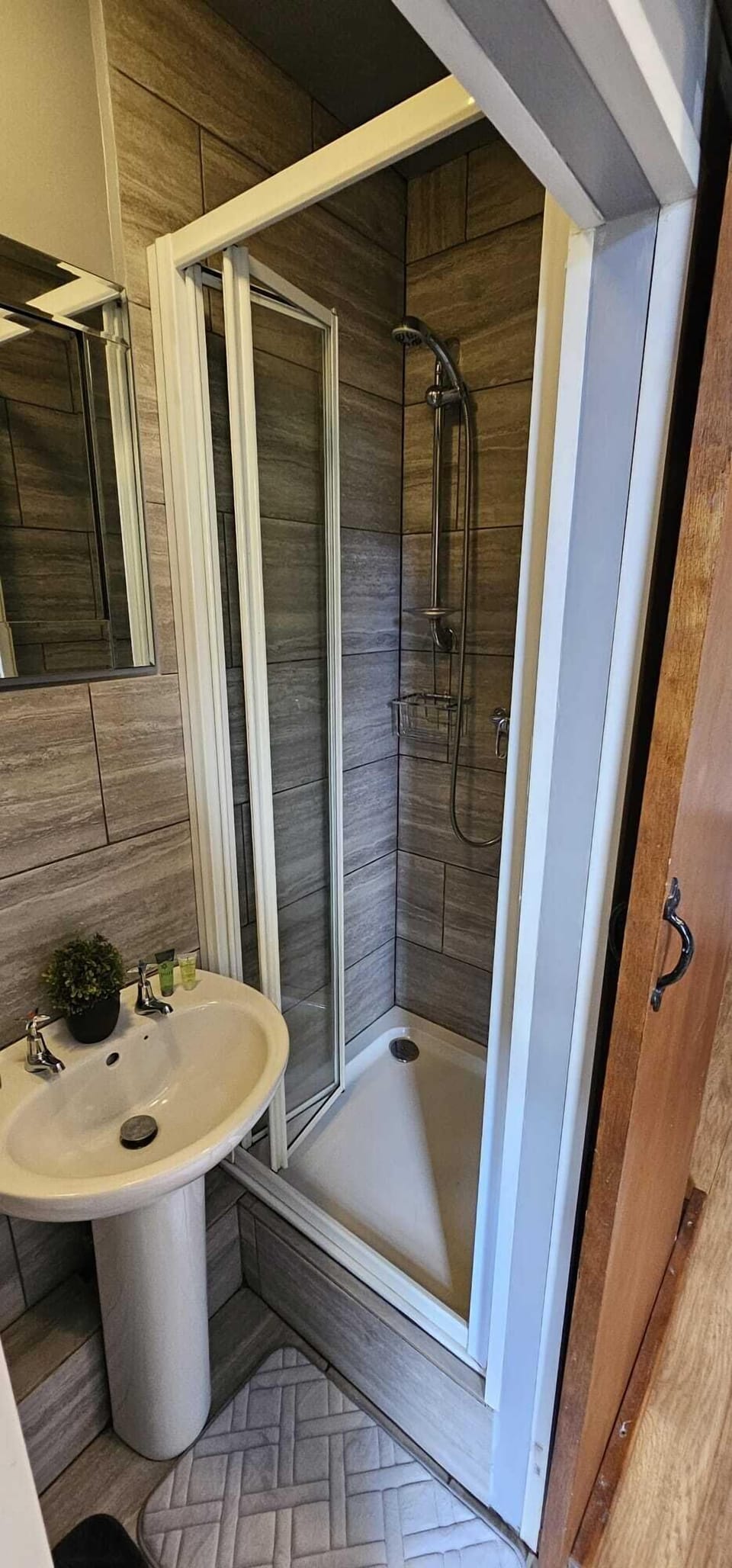 Comfort Double Room, 1 Bedroom | Bathroom | Shower, free toiletries, towels, soap