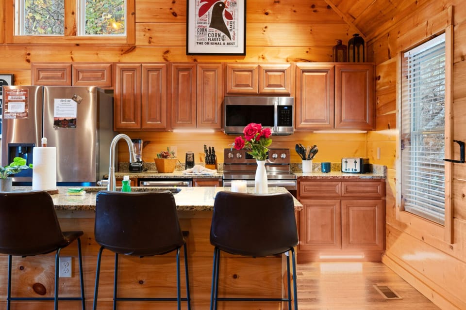 Family Cabin, Mountain View | Private kitchen | Fridge, microwave, oven, stovetop