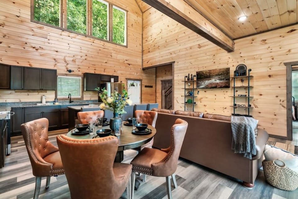 Family Cabin | Dining room