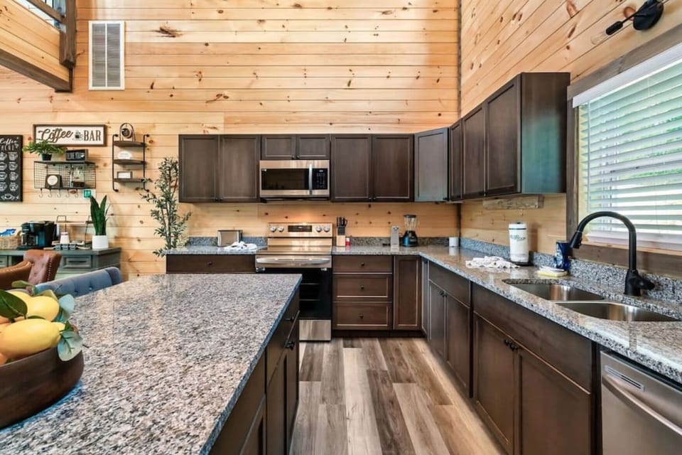 Family Cabin | Private kitchen | Fridge, microwave, oven, stovetop
