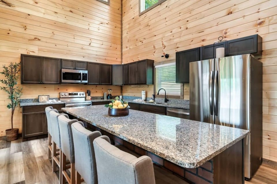 Family Cabin | Private kitchen | Fridge, microwave, oven, stovetop