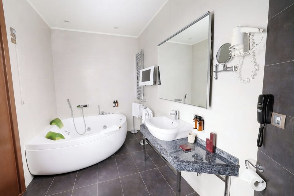 Deluxe Suite, Sauna, Mountain View | Bathroom | Separate tub and shower, jetted tub, free toiletries, hair dryer