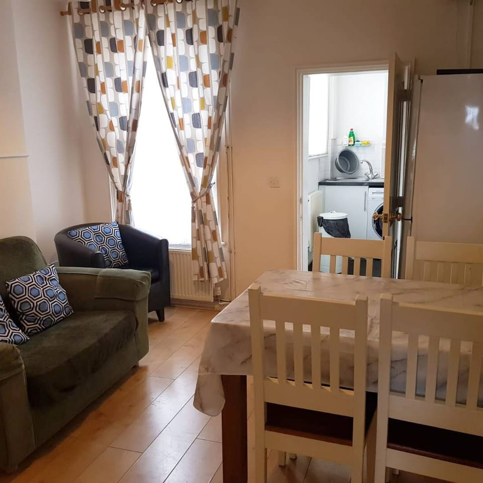 House | 3 bedrooms, desk