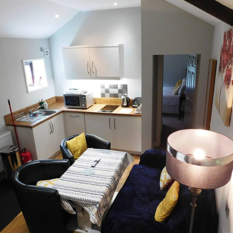 House | 2 bedrooms, desk