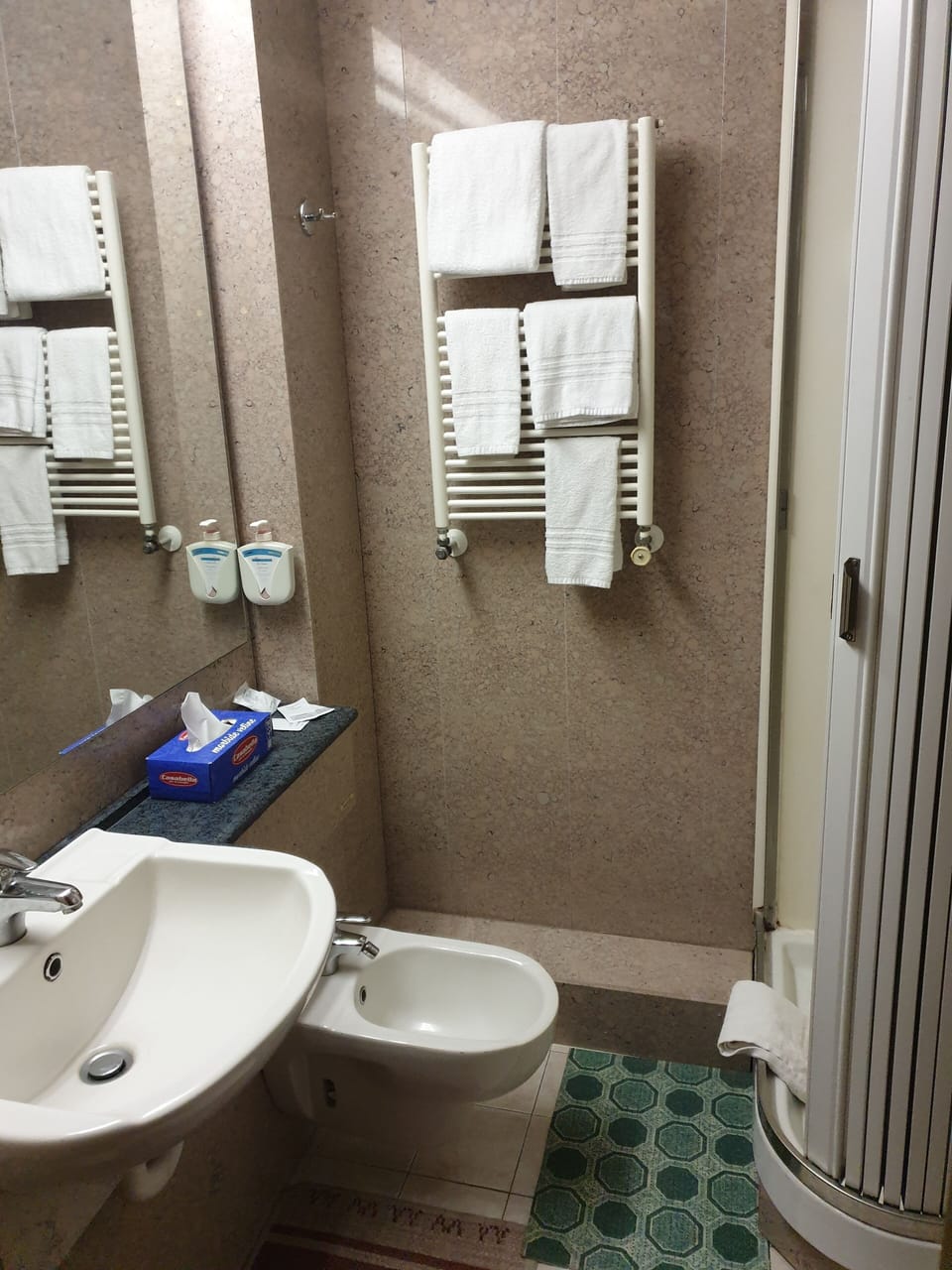 Superior Double Room | Bathroom | Free toiletries, hair dryer, bidet, towels