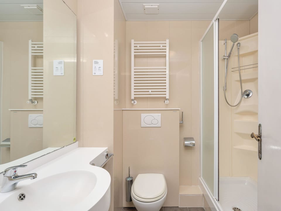 Shower, free toiletries, hair dryer, bidet