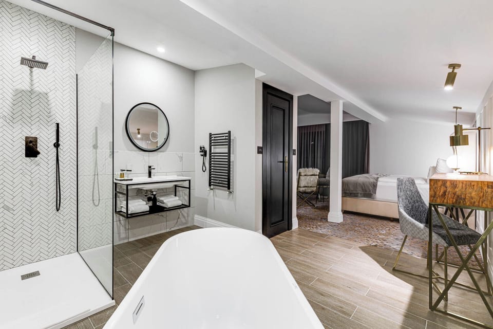 Deluxe Studio | In-room safe, desk, laptop workspace, blackout drapes