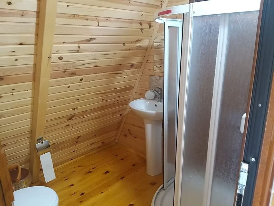 Panoramic Bungalow, Mountain View | Bathroom | Shower, rainfall showerhead, free toiletries, hair dryer