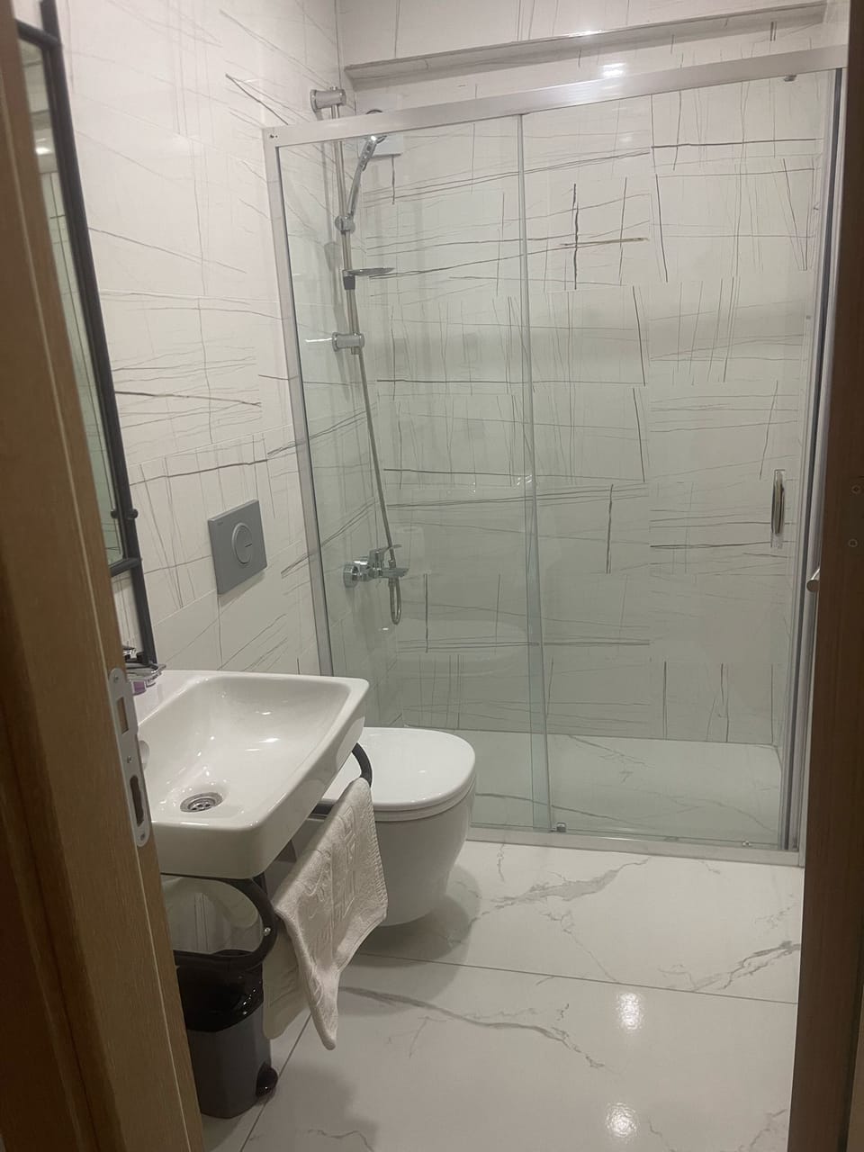 Classic Twin Room | Bathroom | Shower, rainfall showerhead, hair dryer, slippers