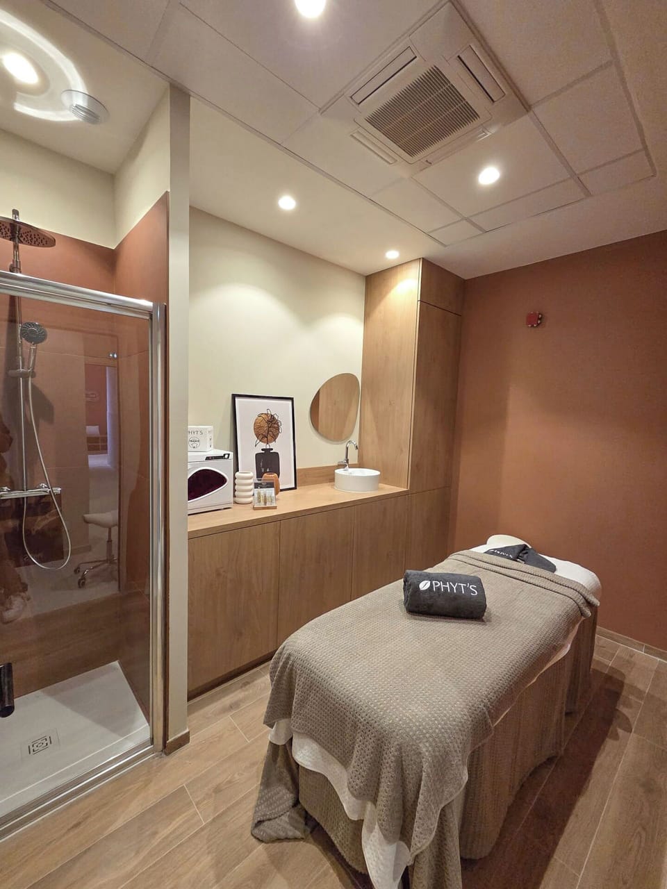 Sauna, hot tub, steam room, massages
