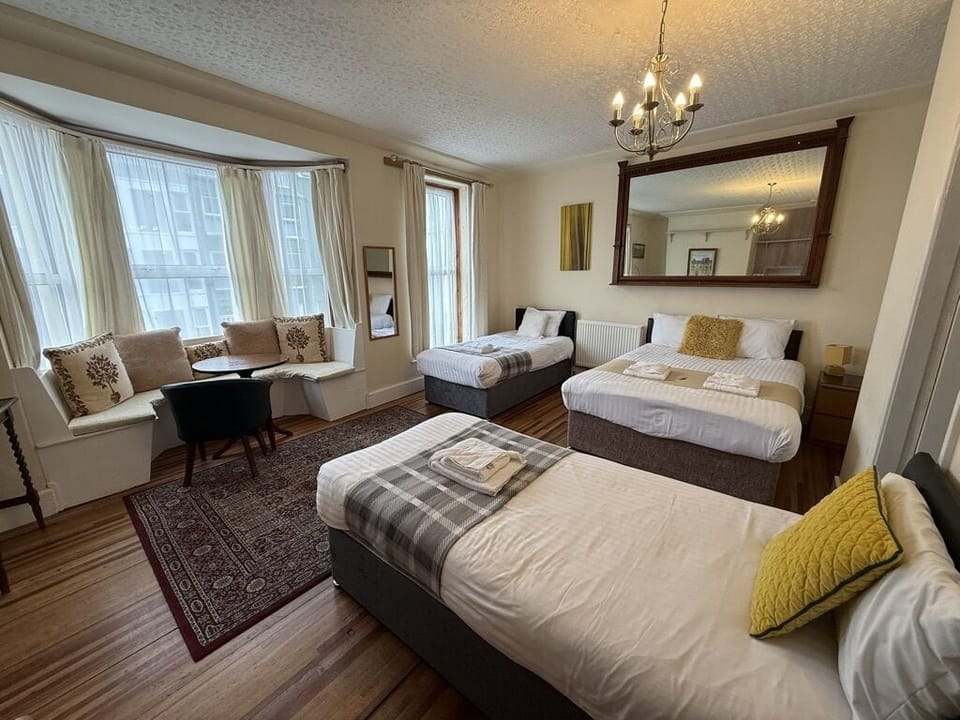 Suite, Ensuite (Double + 2 single beds)