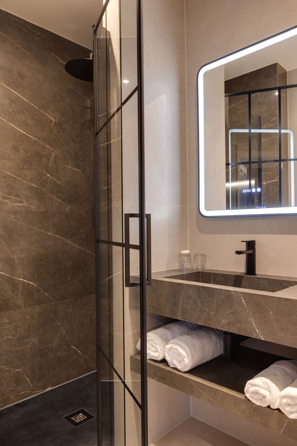 Deluxe Double Room, Ensuite | Bathroom | Designer toiletries, hair dryer, towels, soap