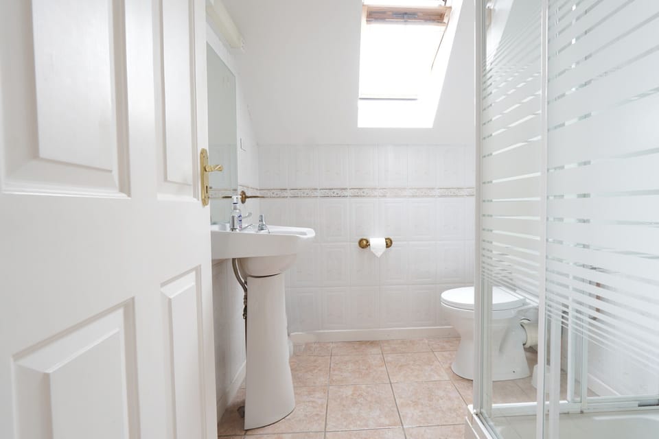 Deluxe Twin Room | Bathroom | Hair dryer
