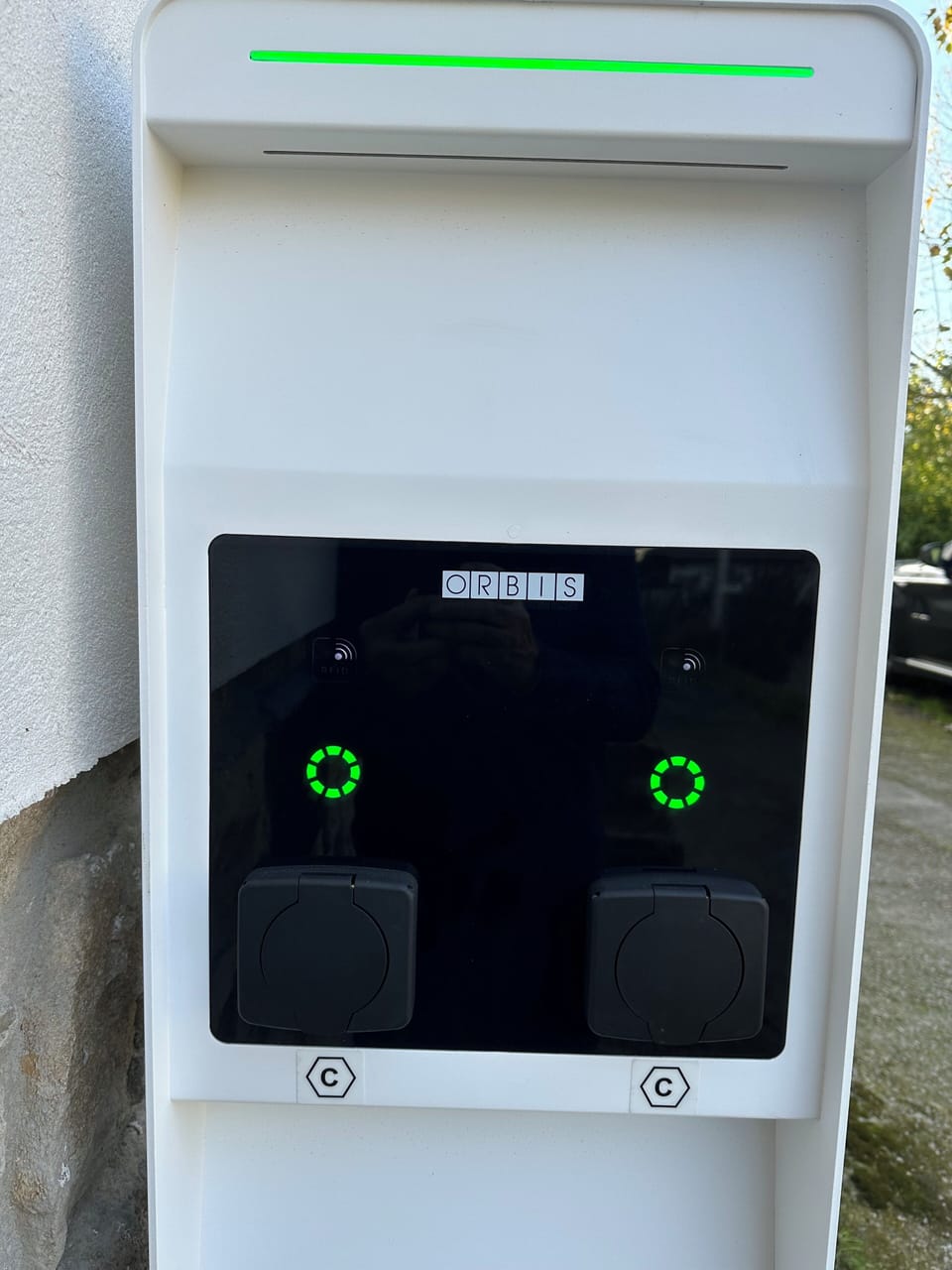 Electric vehicle charging station