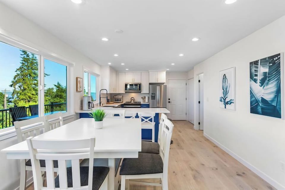 Deluxe House, Lake View | In-room dining