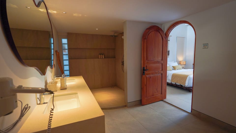 Loft | Bathroom | Shower, hair dryer, towels, soap