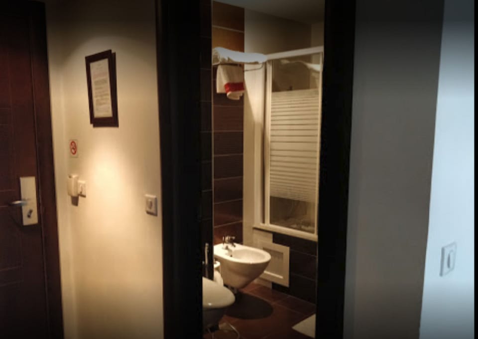 Classic Twin Room | Bathroom | Shower, towels