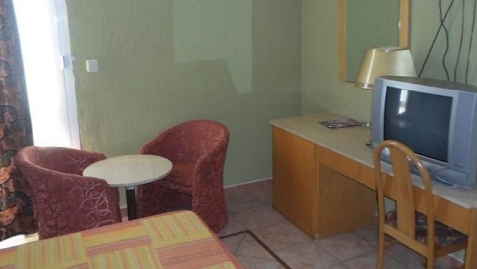 Standard Room | Minibar, rollaway beds (surcharge), WiFi (free)