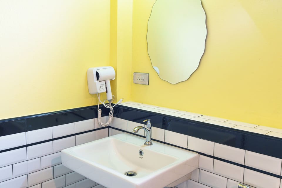Superior Room | Bathroom | Shower, rainfall showerhead, free toiletries, hair dryer