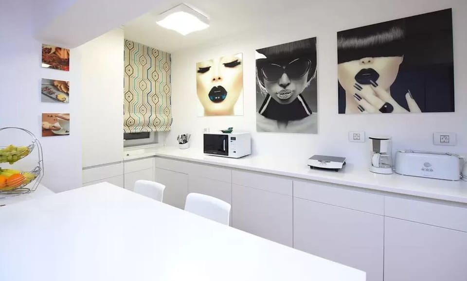 Economy Apartment, Non Smoking | Private kitchen | Full-size fridge, microwave, oven, stovetop
