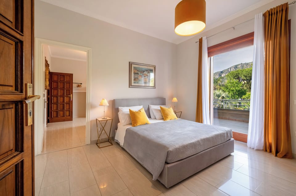 Deluxe Suite, Garden View | Hypo-allergenic bedding, down comforters, minibar, in-room safe