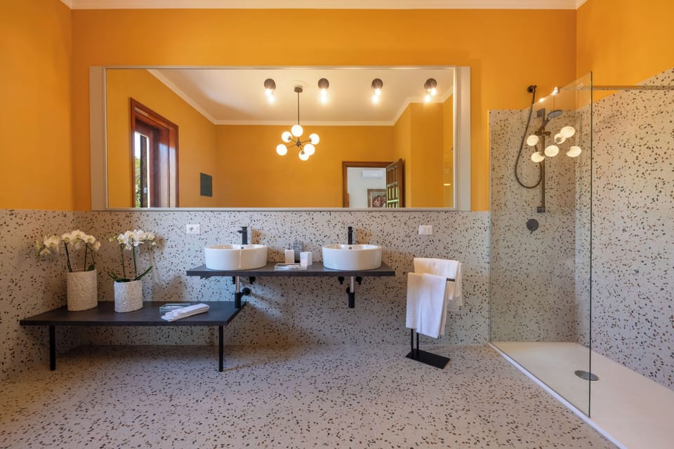 Deluxe Suite, Garden View | Bathroom | Shower, rainfall showerhead, hair dryer, slippers