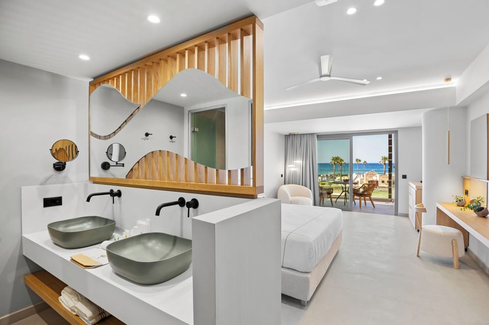 Premium Double Sea View | Bathroom | Shower, eco-friendly toiletries, hair dryer, bathrobes