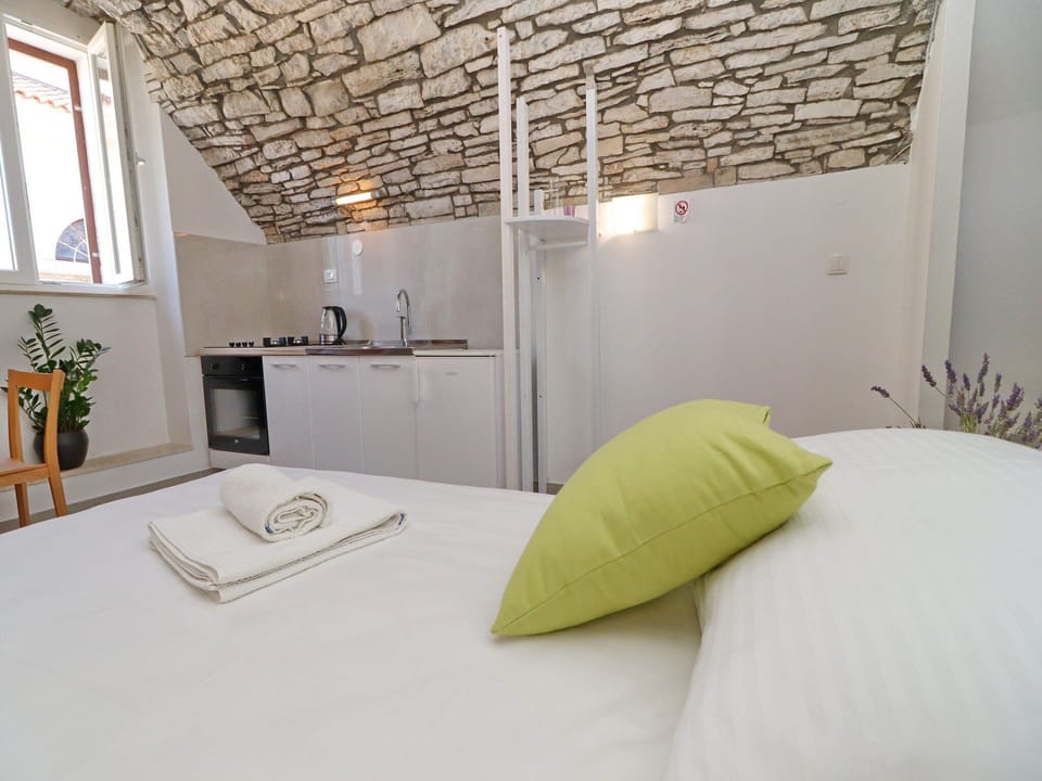 Studio (Studio Apartment with Terrace and Cit) | Bathroom | Shower, towels