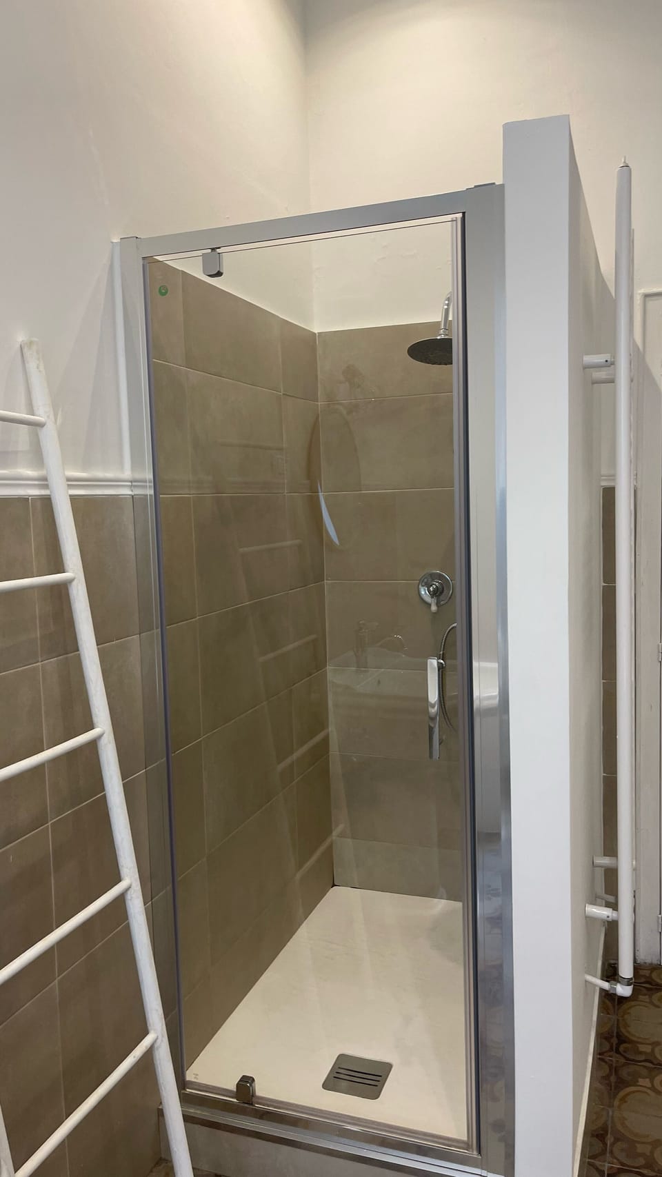 Standard Double Room | Bathroom shower