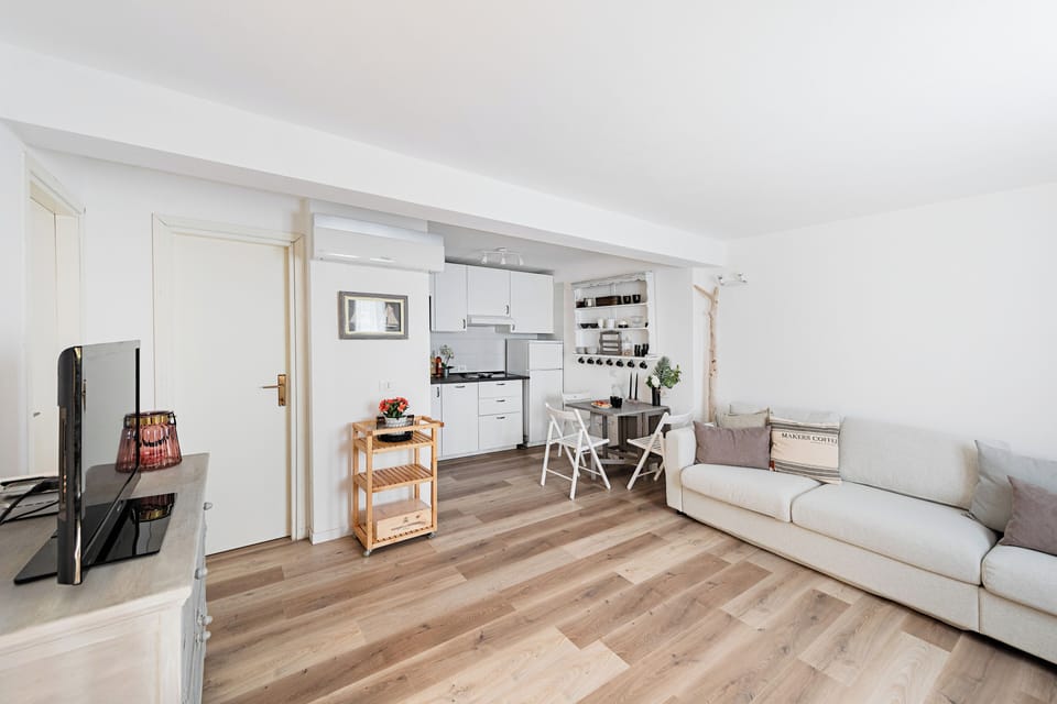 Apartment | Living area | TV