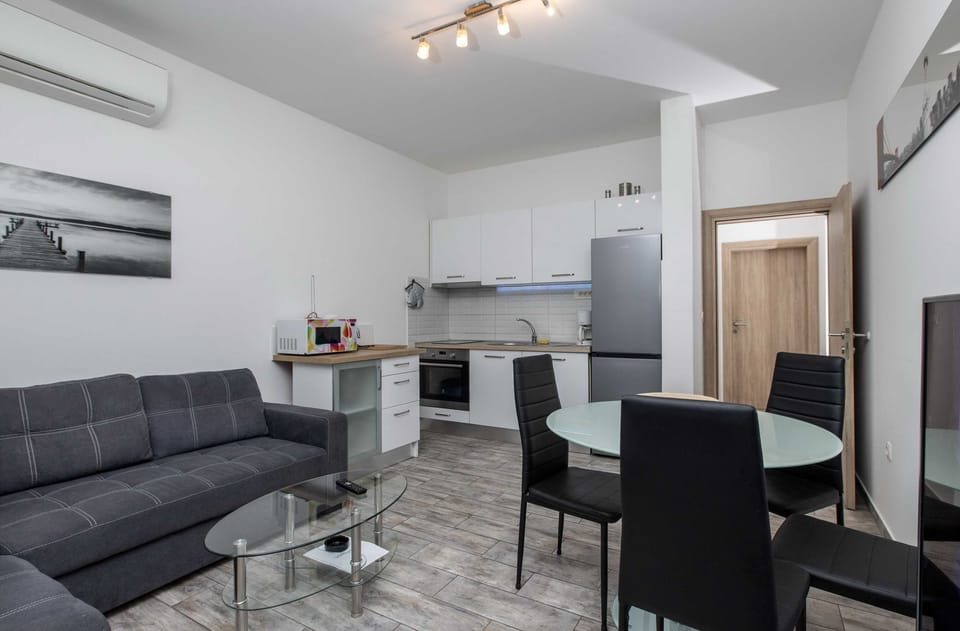 Apartment (Apartment Villa Andelka- Three Bedroo) | Living room | 32-inch flat-screen TV with cable channels