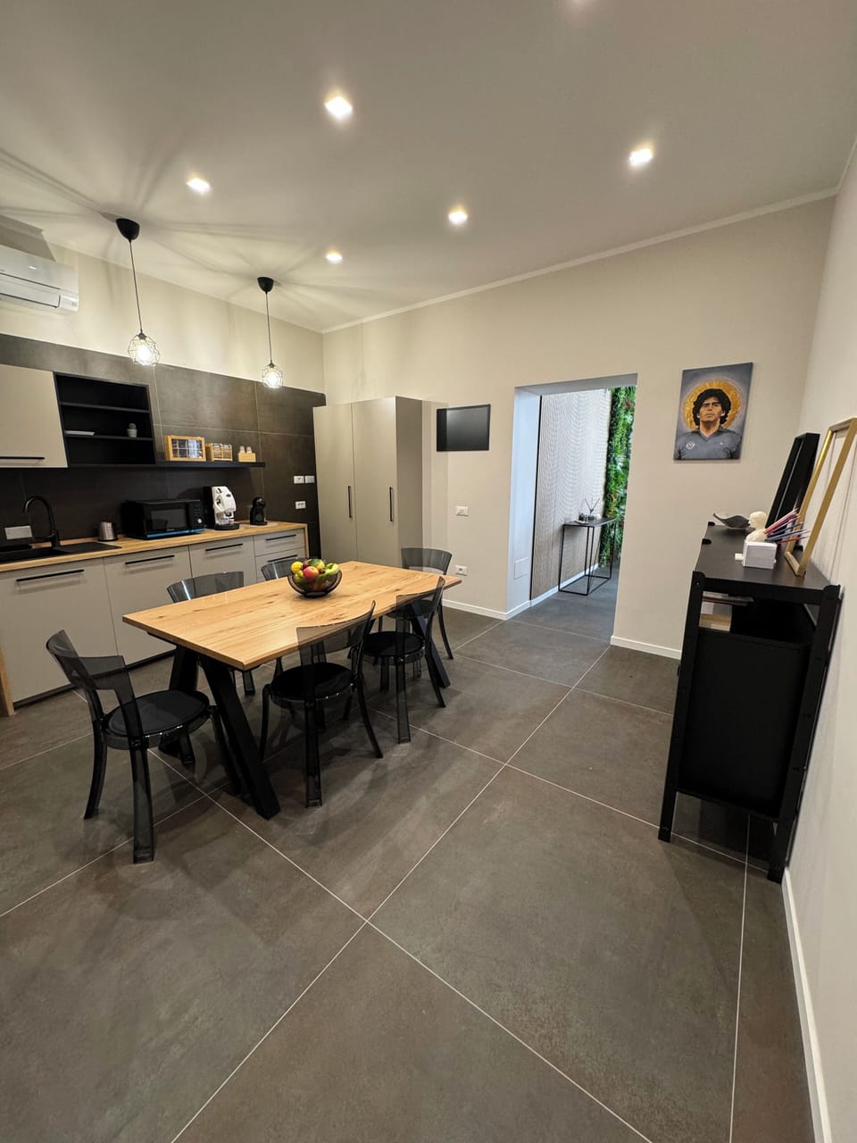 Full-size fridge, microwave, dishwasher, coffee/tea maker