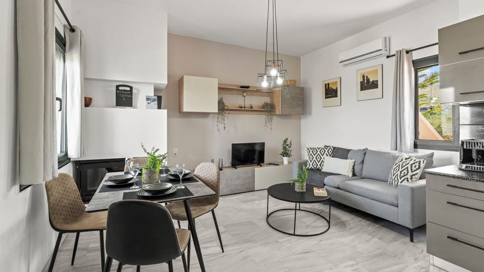 Design Suite, 2 Bedrooms, Balcony, Garden View | Living area