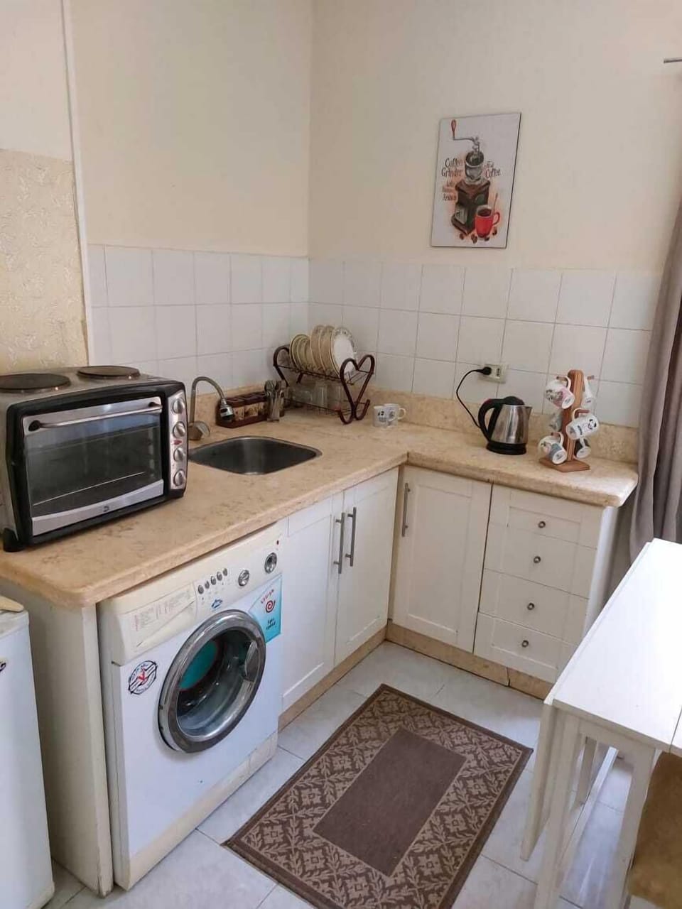 Deluxe Studio, Balcony, Pool View | Private kitchen | Electric kettle