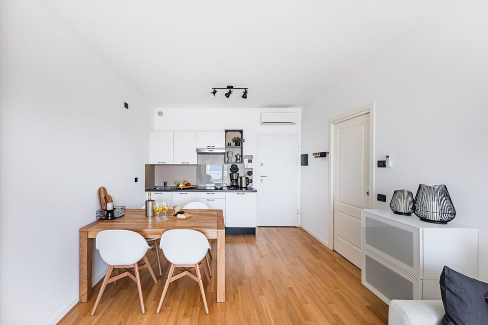 Apartment, Lake View | Private kitchen | Full-size fridge, microwave, stovetop, dishwasher