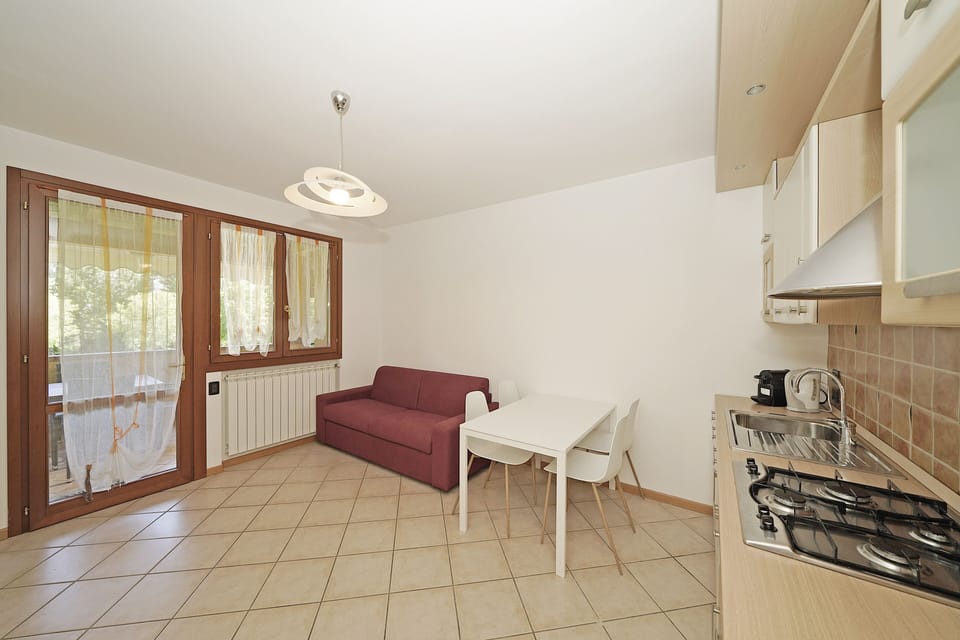 Apartment | Living room | 35-inch TV with digital channels