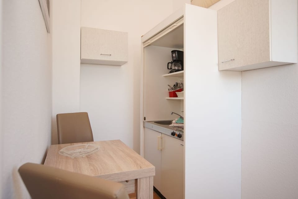 Deluxe Double Room, Private Bathroom, Courtyard View (Doppelzimmer de luexe ) | Private kitchen | Highchair