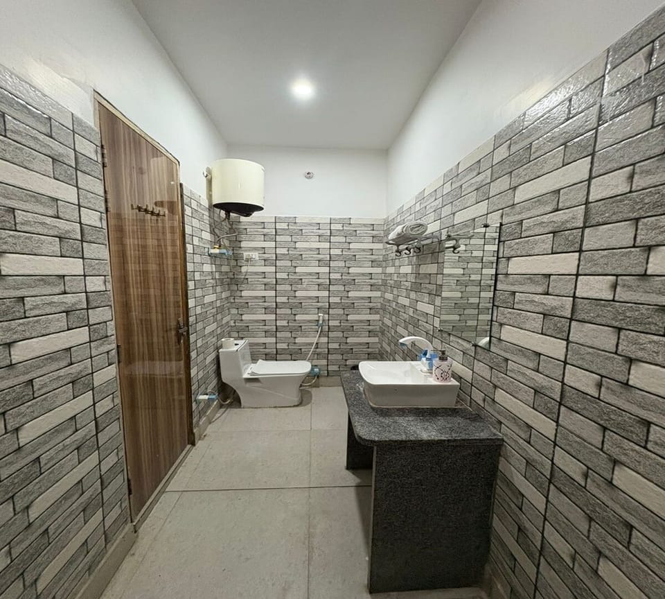 Classic Room | Bathroom | Slippers, towels
