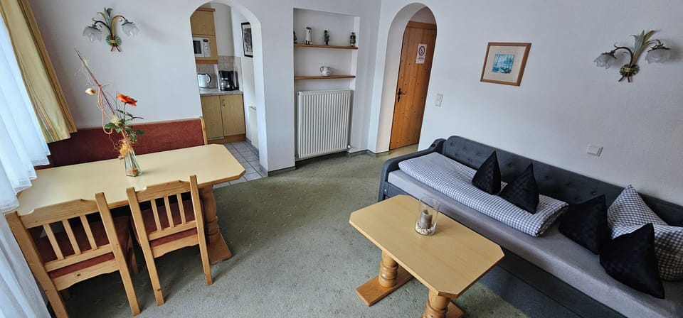 Traditional Apartment, 1 Bedroom, Mountain View | WiFi (free), bed sheets
