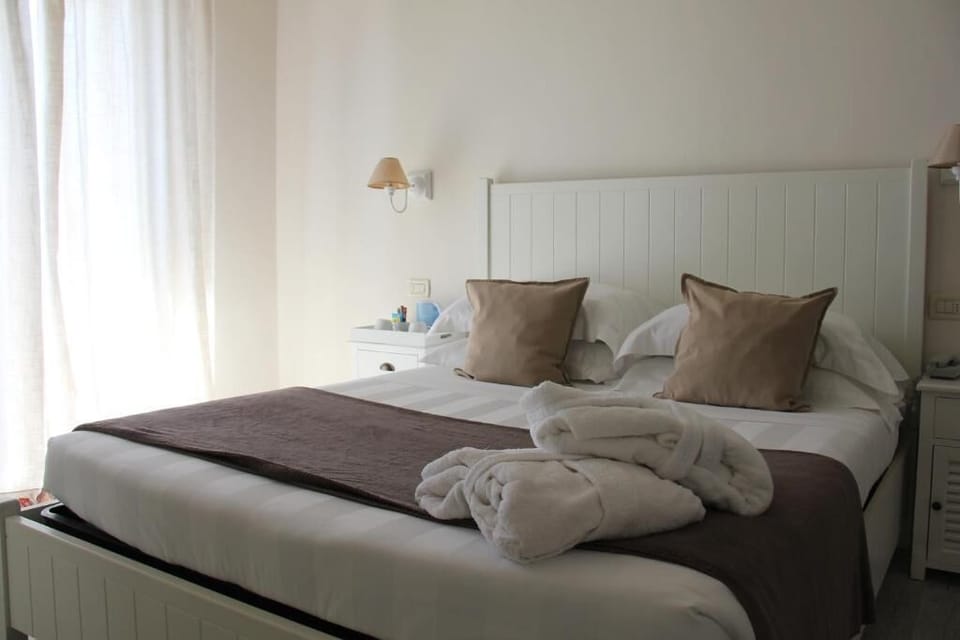 Frette Italian sheets, premium bedding, memory foam beds, minibar