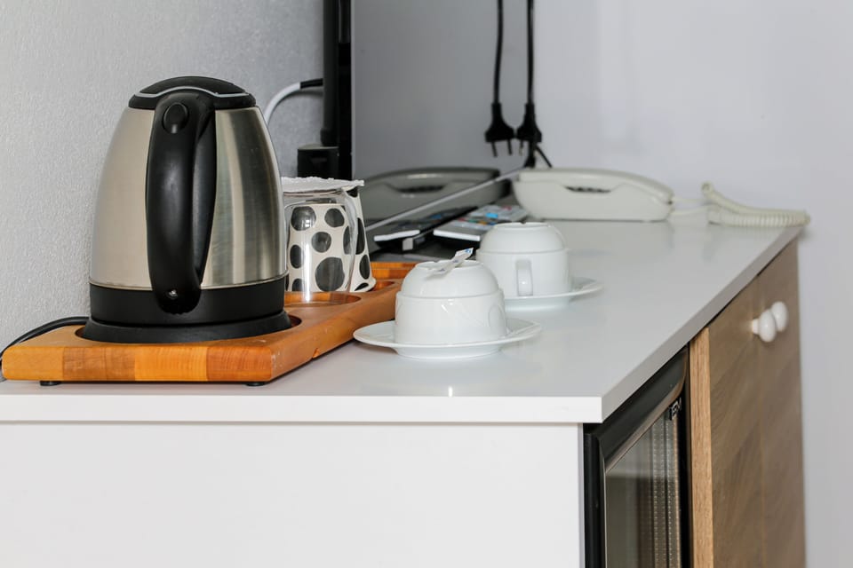 Deluxe Room | Minibar, in-room safe, desk, blackout drapes