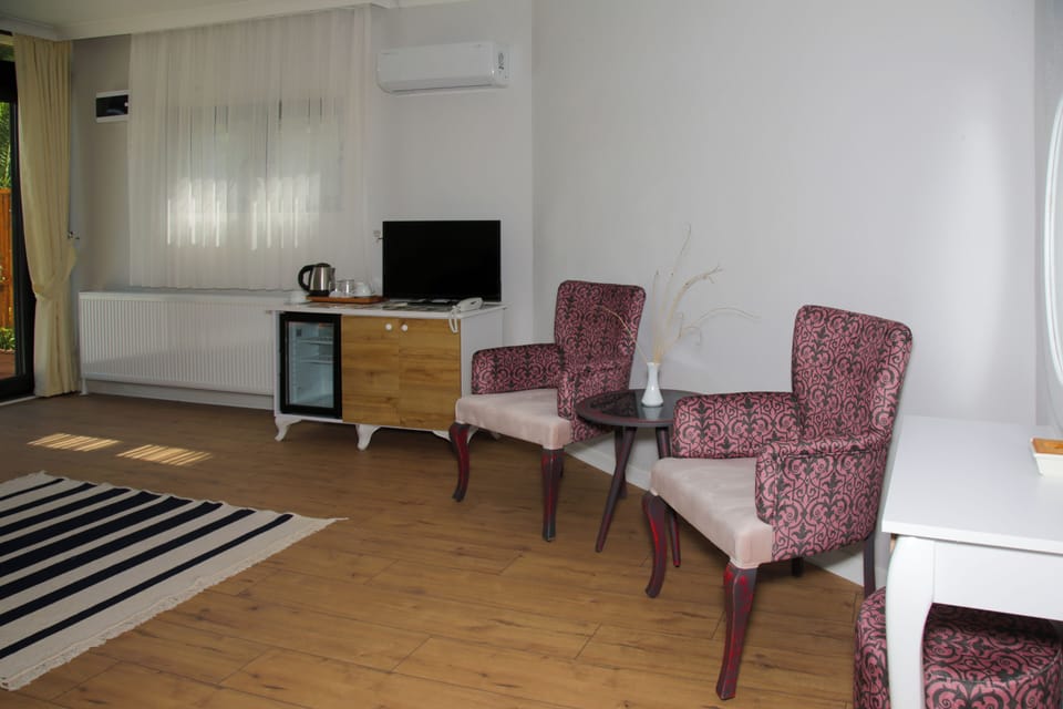 Deluxe Suite, Sea View | Minibar, in-room safe, desk, blackout drapes
