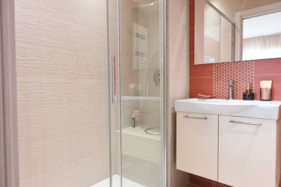 Deluxe Double or Twin Room, Balcony | Bathroom | Shower, rainfall showerhead, hair dryer, bidet